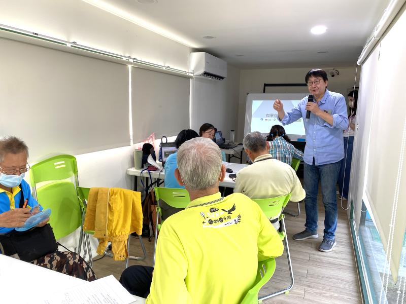 除了提供即時的 Line 諮詢服務外,輔導團在活動現場也向民眾分享了手機防護管理系統。