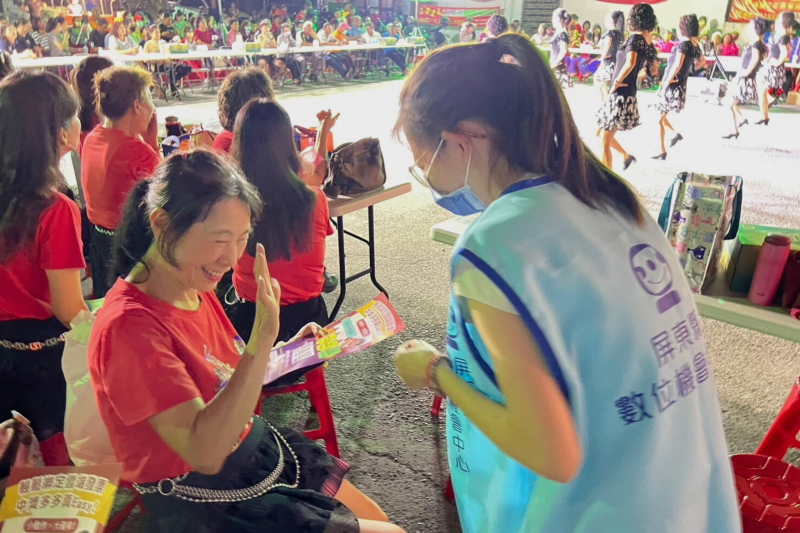 現場發放傳單，並向民眾詳細說明行動諮詢服務，提升對免費數位協助資源的認識與參與意願。