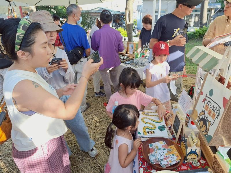 彌陀DOC的攤位民眾絡繹不絕，吸引眾多目光。