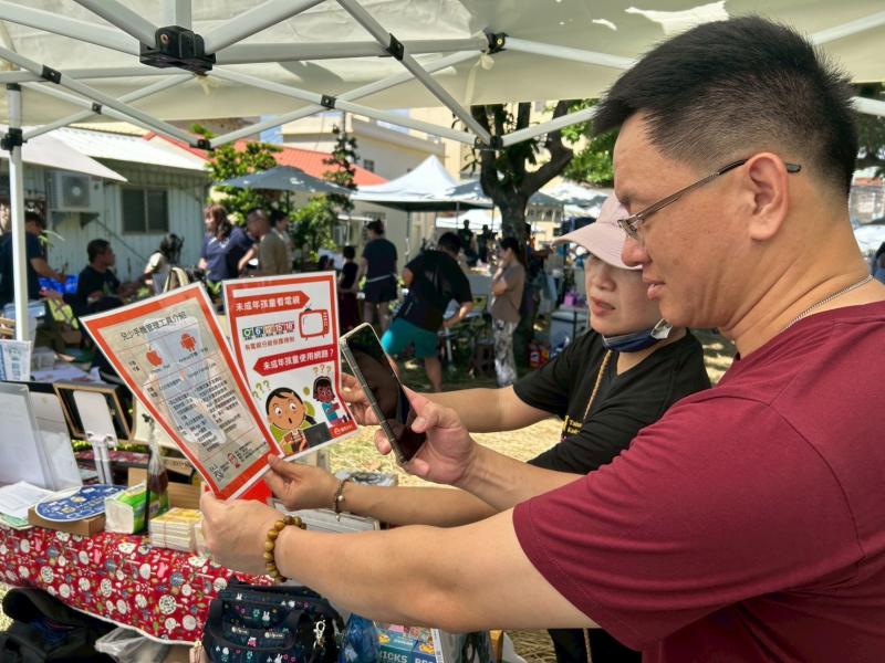 彌陀DOC提供平板、手機防護管理諮詢，服務現場民眾。