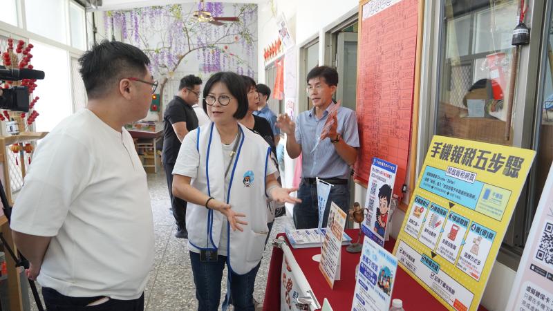 草屯DOC在草屯鎮內各據點以親子手機守護管理APP、民眾防詐、AI人工智慧應用、數位保健等主題推動數位行動諮詢櫃檯