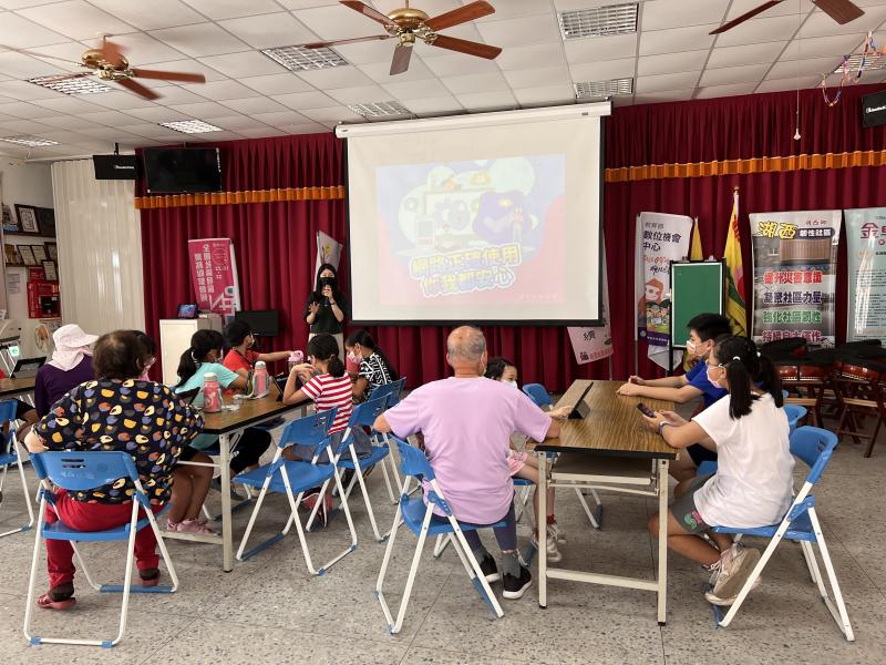 利用湖西DOC假日親子活動，宣傳推廣網路詐騙的資訊查詢方法。