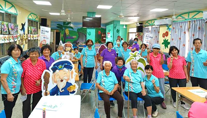 民眾與「客庄五寶」合影留念,留下珍貴回憶