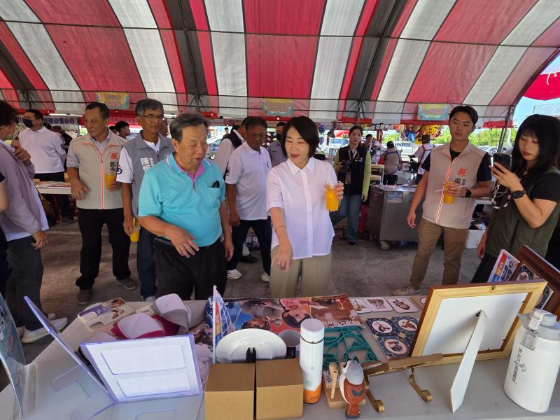 縣長與貴賓蒞臨DOC攤位，關心數位課程與文創推廣成果。