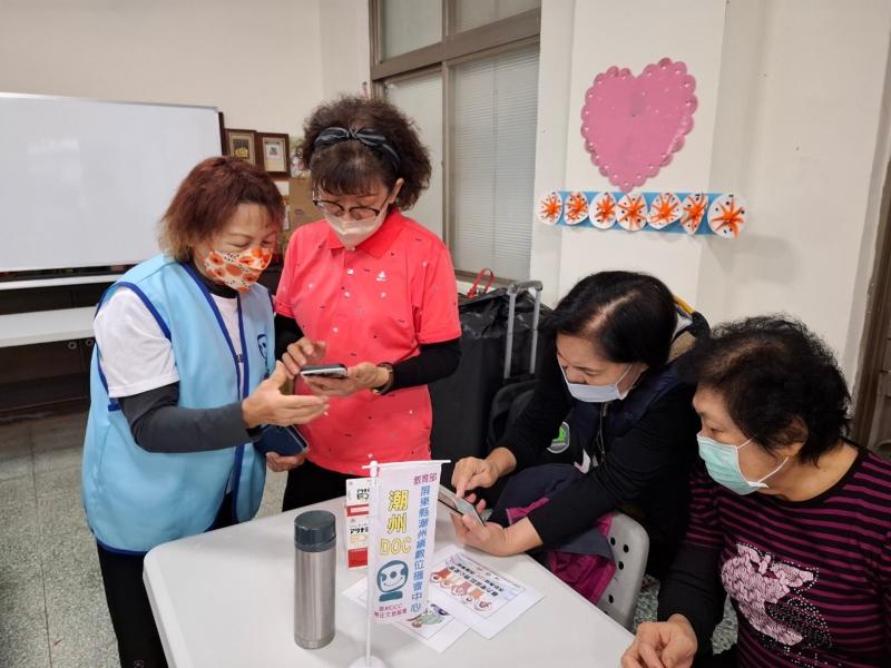 透過這項數位培訓，社區工作者不僅學會了如何使用手機APP與網站查詢功能，更能主動協助社區長者在面對醫療保健問題時，擁有更便利的資訊來源與正確的健康觀念。此外，課程也強調如何善用數位資源引導長輩進行簡單的自主健康管理，像是查詢疫苗接種紀錄、健