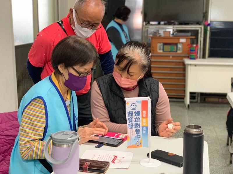 此次合作顯示，透過數位工具的導入與基礎培訓，能有效提升社區照顧人員的數位能力與自信心，進而改善服務品質與效率。蓬萊社區也表示未來將持續推動更多結合數位應用的長者照護服務，鼓勵長輩在熟悉的環境中學習數位工具，縮短數位落差，達到「在地老化」、「