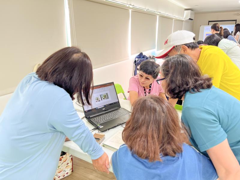 屏東縣政府環保局擔任環境教育的推動引擎，結合專業知識與海豐濕地在地資源，舉辦「海豐濕地環境教育場域增能工作坊」，強化解說員的永續觀念與導覽能力。此次工作坊結合屏東DOC的數位專長，開設PowerPoint簡報設計課程，協助環境教育人員與志工