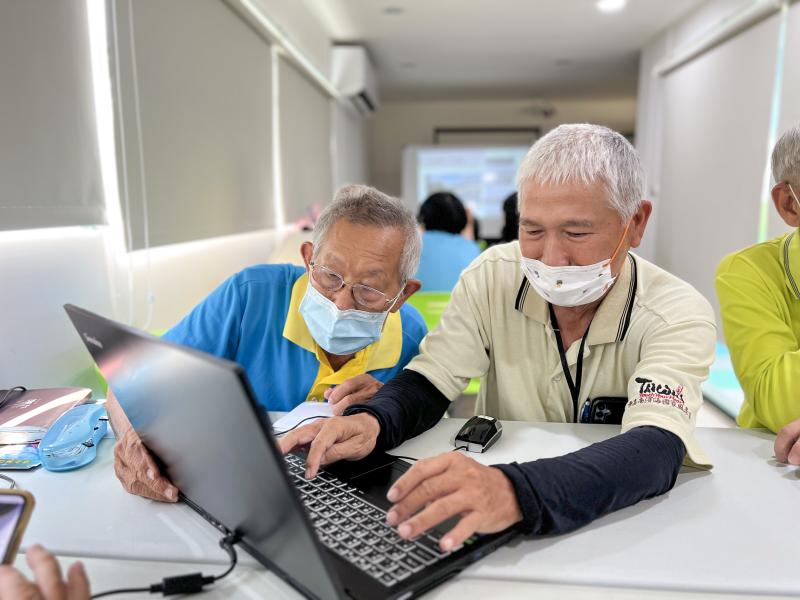 搭配小組實作，學員在講師引導下動手練習、臨摹創作，完成可實際應用於導覽、教案或文宣的作品，為環境教育帶來更高效且具說服力的傳遞方式。