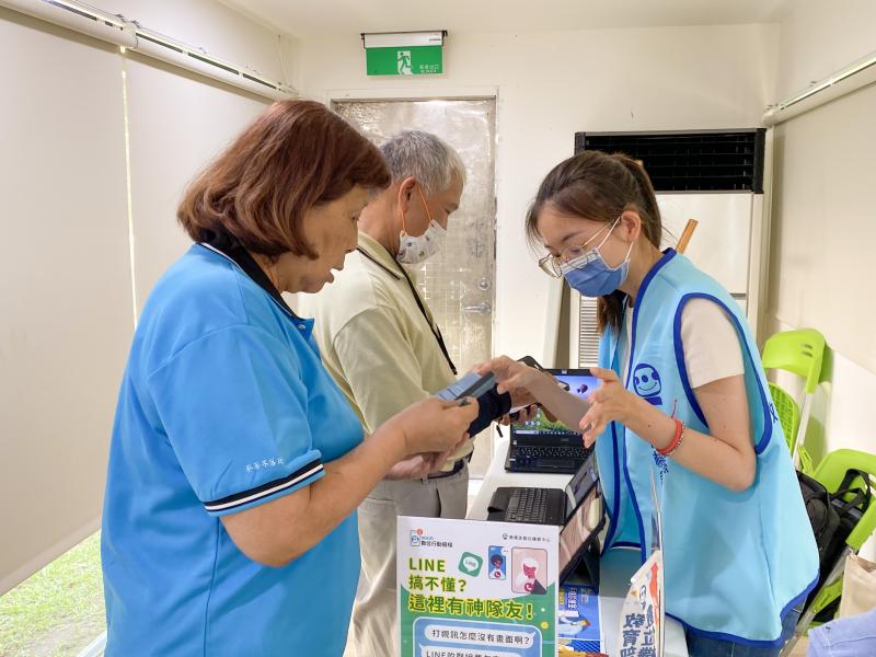 邀請內埔DOC團隊共同參與，提供多元的「數位生活應用」諮詢主題，包括：Line 的功能應用、電子支付應用教學、電子發票APP操作、手機設定與更新疑難排解，回應現場民眾各種數位需求。