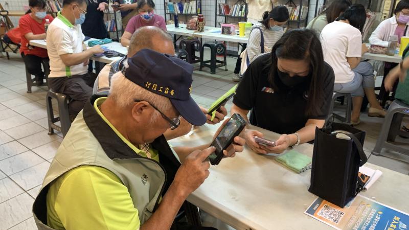 現場指導學員利用自己手機內的照片影片製作行銷短影音