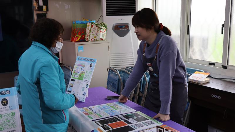 臺中市新社DOC執怡閔卉透過實地演練，為草屯DOC的民眾們進行防詐解說服務