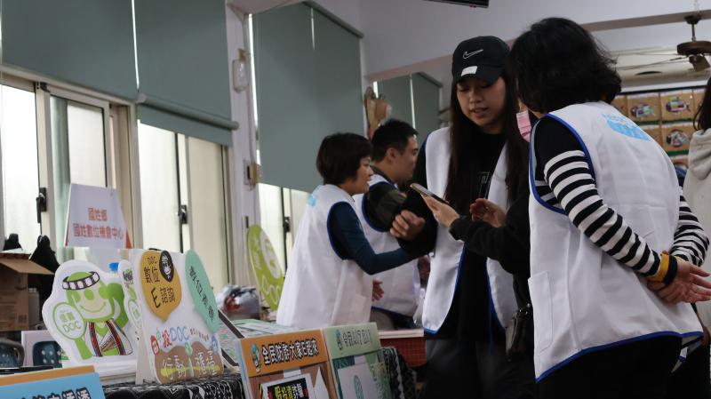 信義DOC數位幫手透過演練為草屯DOC的民眾們進行AI操作的解說服務