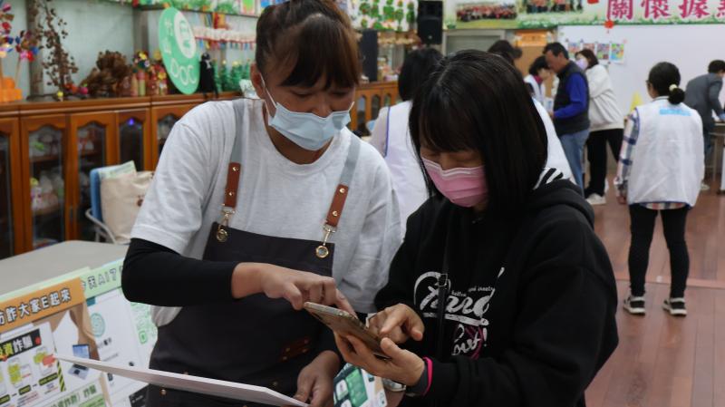 仁愛DOC數位幫手透過演練為草屯DOC的民眾們進行AI操作的解說服務