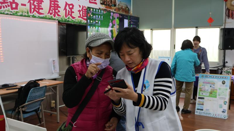 草屯DOC數位幫手透過演練為草屯DOC的民眾們進行防詐解說服務
