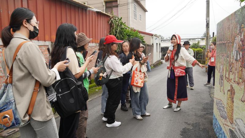 參加實境解謎的DOC夥伴們正透過解說解謎