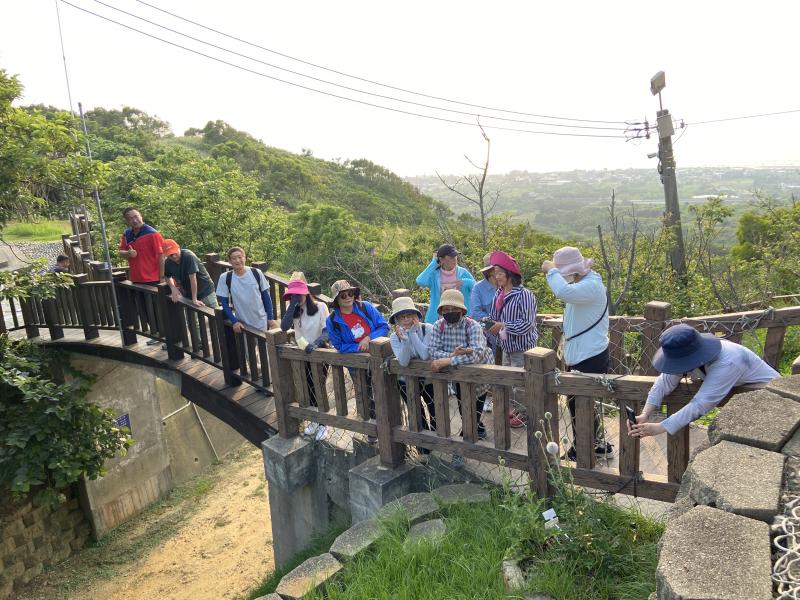學員在山坡上一起拍攝植物