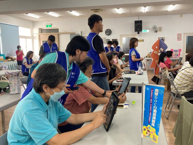 中華電信志工協助指導DOC學員設定APP