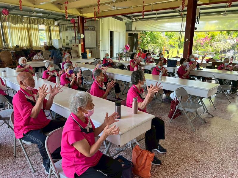 長輩觀看伸展操影片