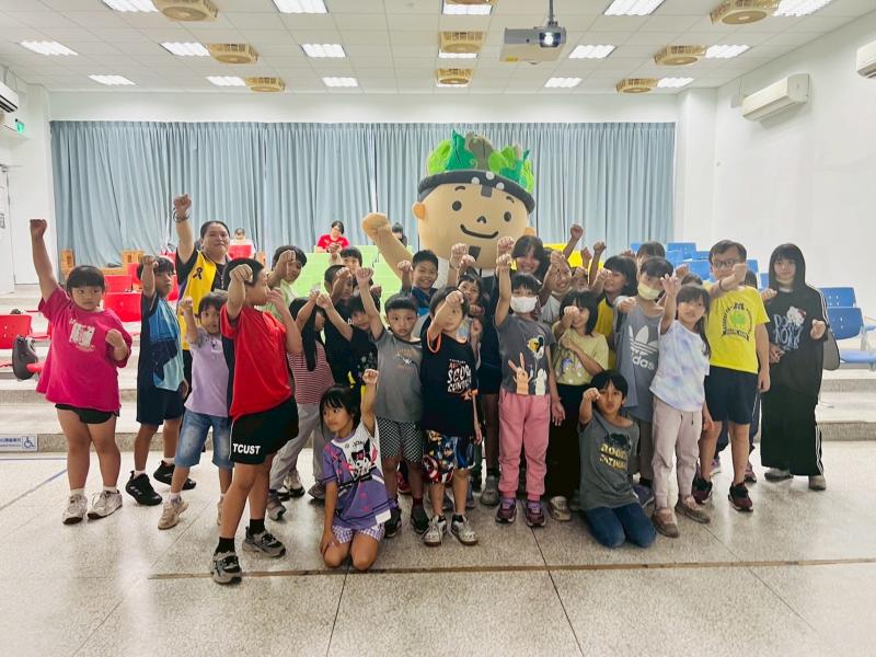 建立網路禮儀與尊重他人的觀念，讓孩子了解即使是線上，也應展現真誠的尊重與同理