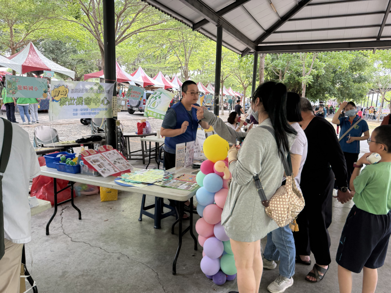 親朋好友一起來DOC攤位，讓我們替大家介紹DOC課程與行動諮詢服務