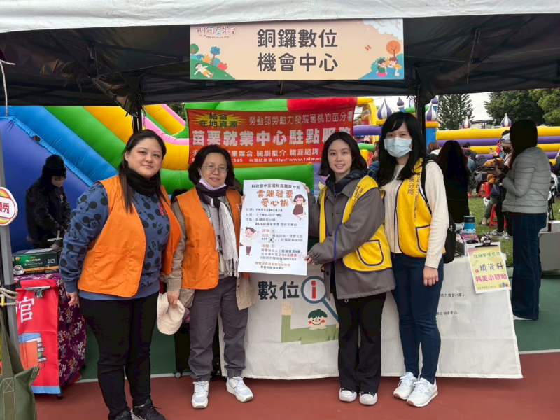 同國稅區推廣組們，共同合照一同推廣電子發票