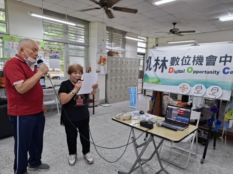 頭目與阿姨合唱聖歌「活出愛」