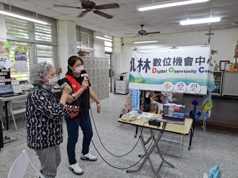 照服員惠萍更與長輩一起演唱阿美族語歌曲「那天晚上的風聲」