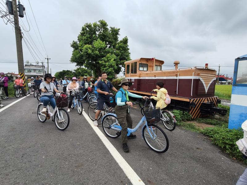 大家騎著腳踏車,巡禮社區的每一處景像,能更了解社區的發展演變