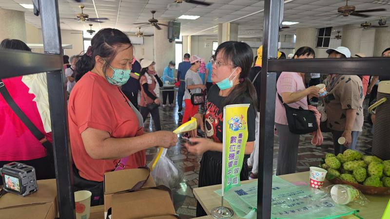 數位機會中心來活動設攤推廣課程