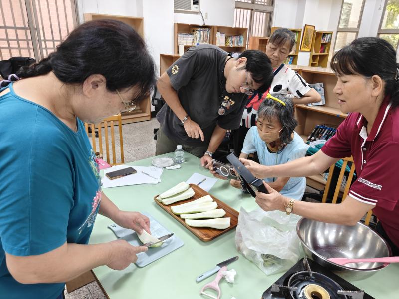 讓志工們實際拍攝,老師在旁技術指導