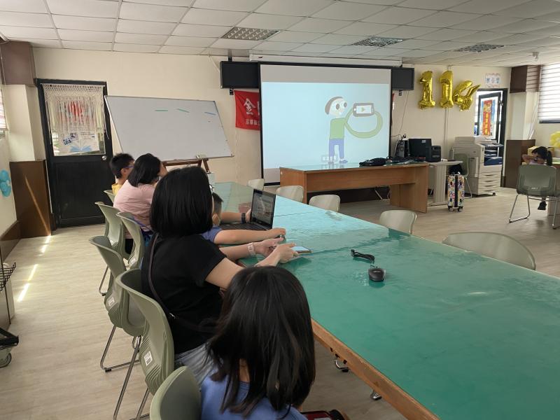 在課後,讓家長和孩子們觀看資安動畫短片。