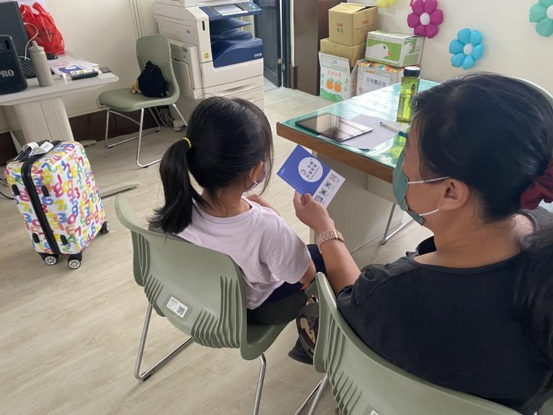 家長們參考手機防護工具的小卡,了解如何設定以及其功能。