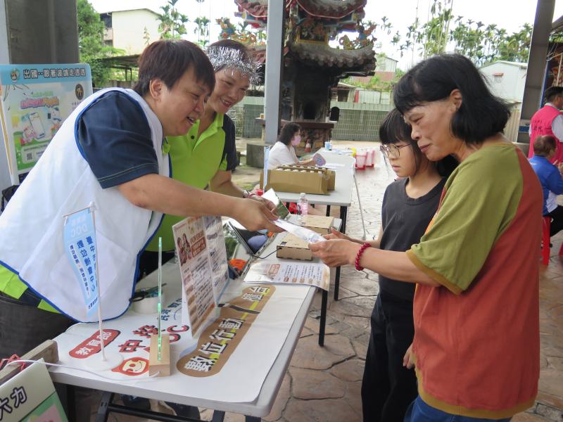 樂齡長輩專注學習數位工具使用,積極參與行動諮詢互動。