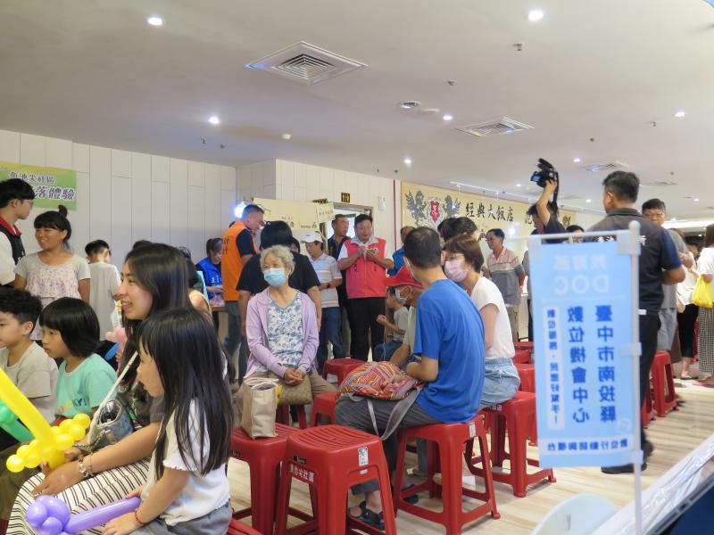 開幕儀式現場人潮湧動,旅客熱情參與,共襄盛舉,為活動增添活力與溫度。