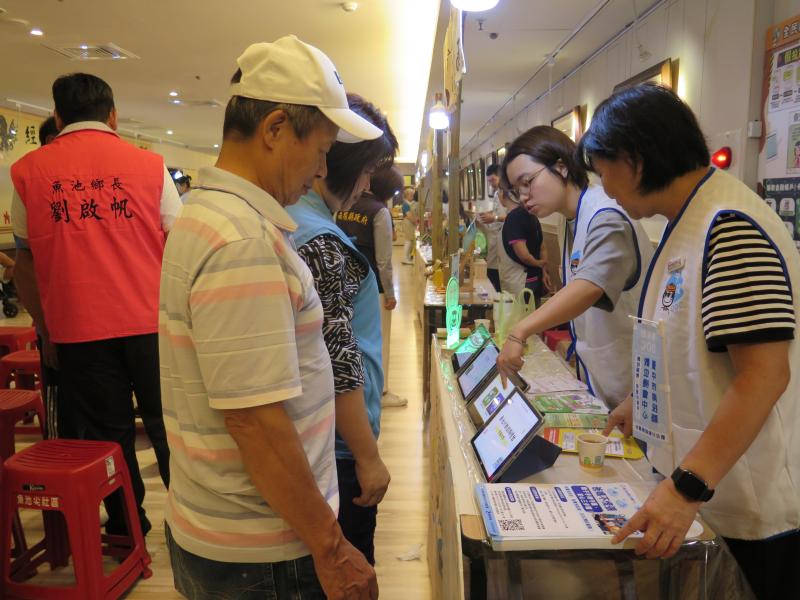 在地魚池鄉農民踴躍前來諮詢,積極了解如何透過DOC數位資源提升產品曝光與銷售管道。