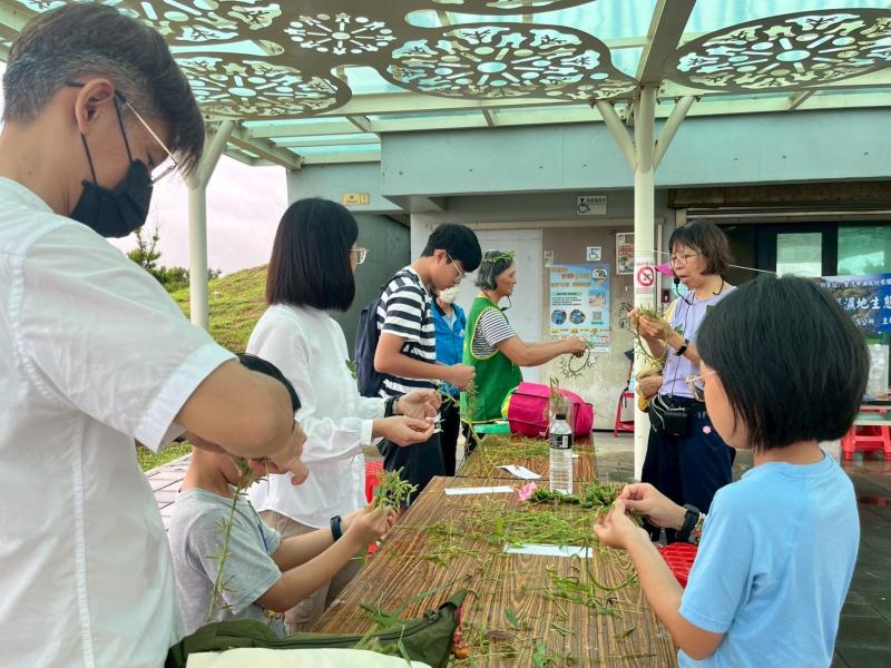 除了導覽學習,活動也安排了與濕地植物結合的職人手作課程,讓大家邊動手、邊認識在地生態。