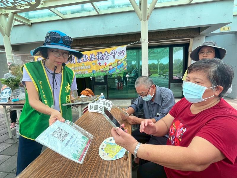 跟著講師進行線上與現地導覽同步進行,一邊觀察濕地中的特有植物與動物,一邊透過數位工具比對辨識,讓大小朋友都能「看得到、摸得到、學得到」!