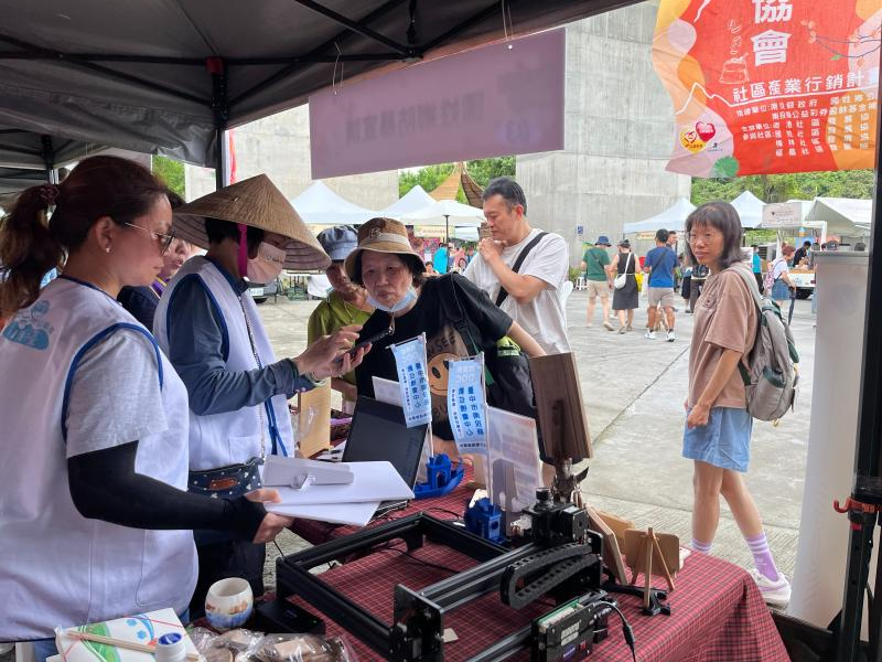 Google Family Link 或 iOS 家人共享功能