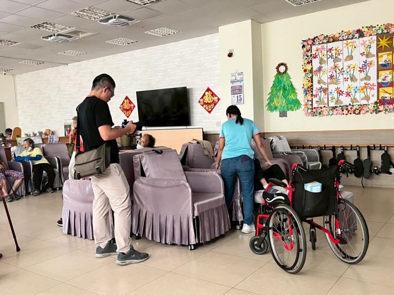 何依宓在林園的長照據點工作，細心照顧長者，也期盼他日家鄉的父母，也能同樣被溫柔以待。