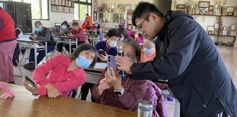 老師利用手機,帶來實用又有趣的學習體驗。