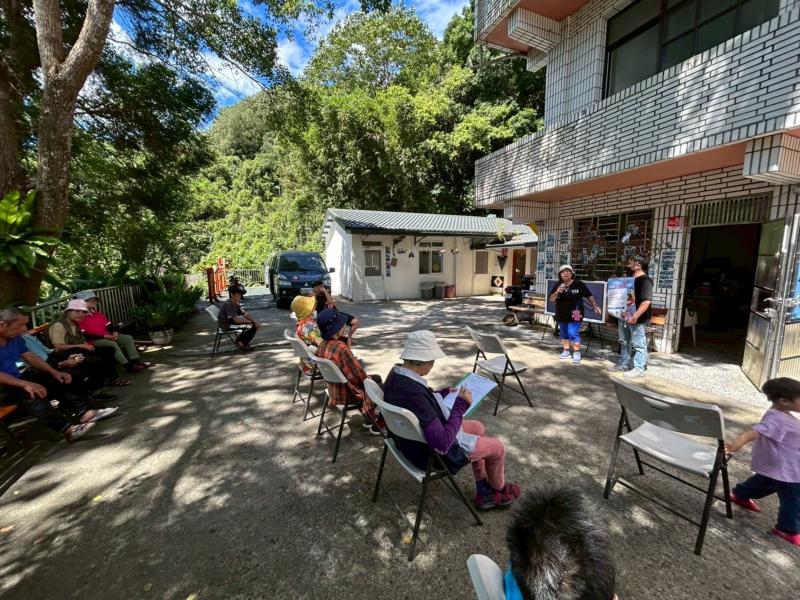 利用這次數位保健宣導的機會加入了家庭手機上網防護宣導,簡單的介紹為的是讓長輩了解到網路上面不當的內容是怎麼影響孩子的觀念與價值觀,並轉知孩子的父母親可以使用這項功能來進行下一步。