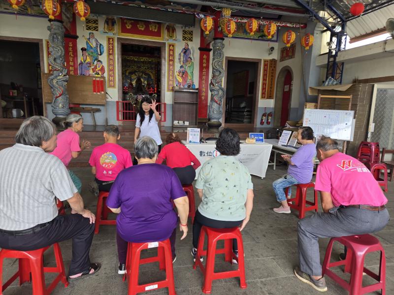 我們請長輩們跟著一起唸餐盤口訣