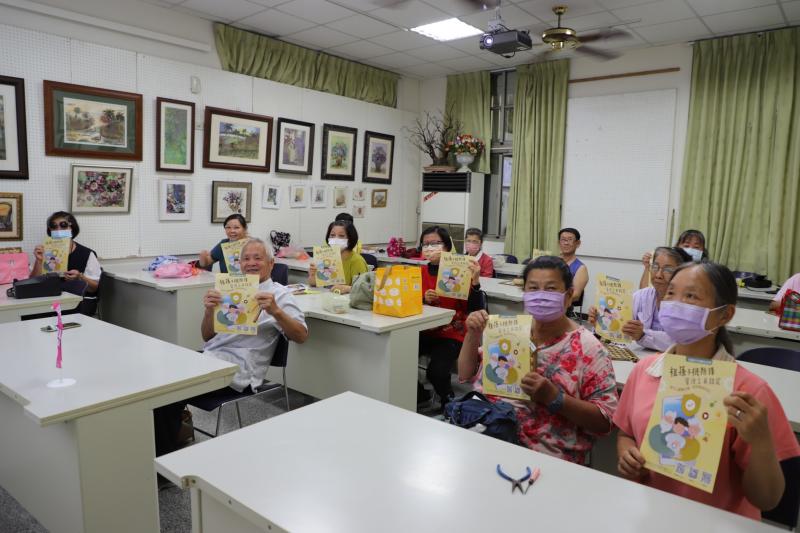 學員聆聽宣導後開心合影