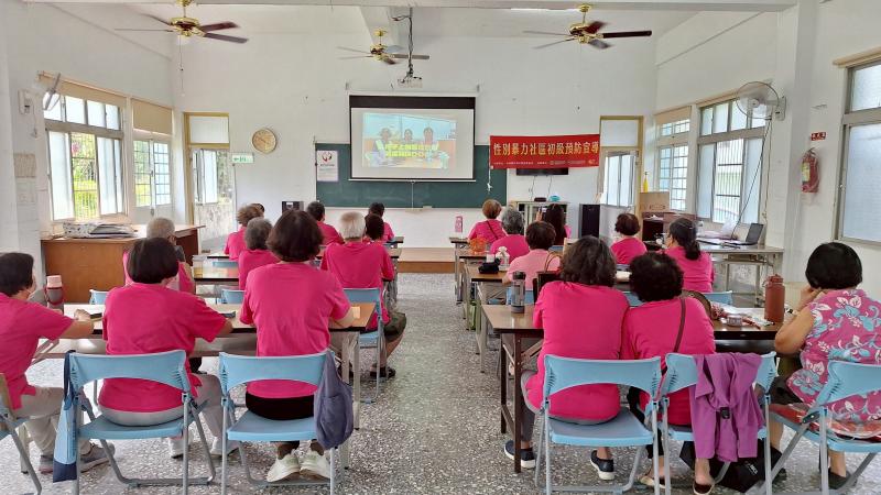 學員專心閱覽手機防護宣導影片