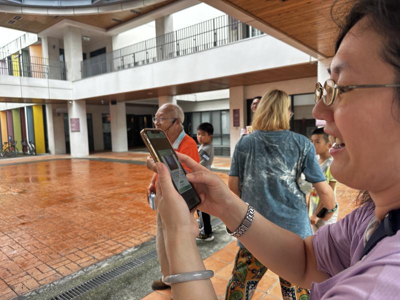 學員學習數位闖關在任務地點進行打卡拍照