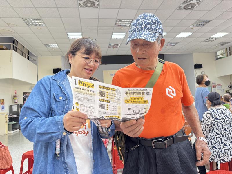 教導長者如何與孫子們溝通設定手機防護管理