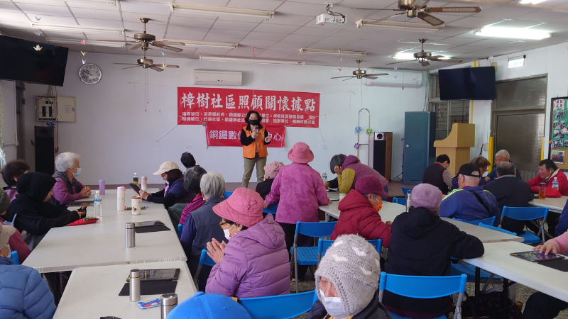 和長輩們亙動討論APP的能帶來的便利性，也請他們回家和孩子們分享