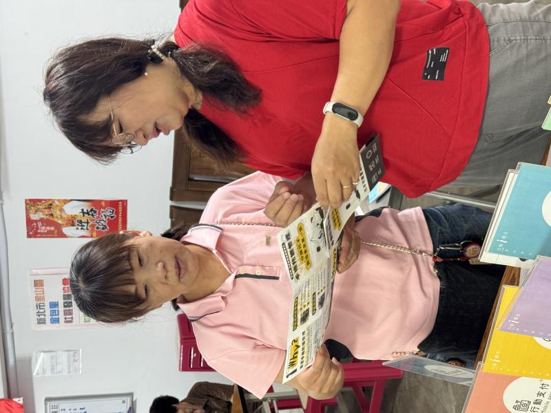 和社區民眾介紹手機防護管理工具。