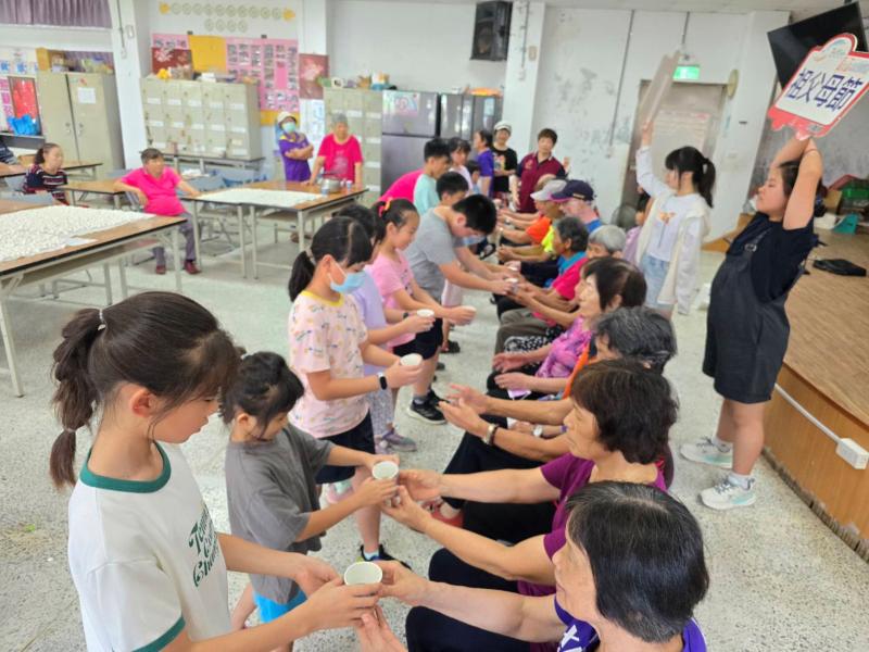 阿公阿嬤座好，請小朋友們奉茶給阿公阿嬤喝。