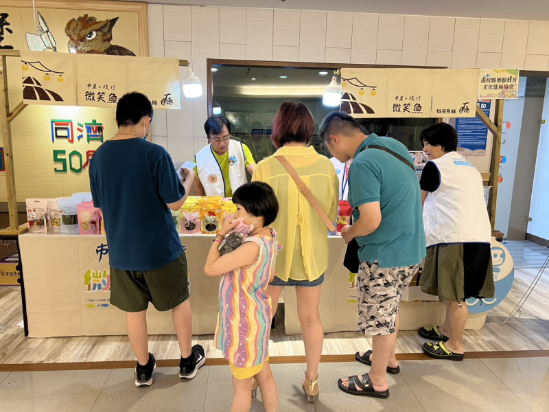 社區居民與來訪遊客熱情參與,積極前來諮詢各項數位應用服務,現場氣氛熱絡。